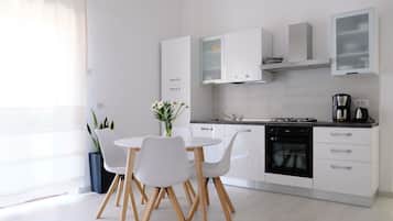 Fridge, oven, stovetop, coffee/tea maker