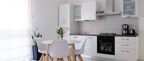 Fridge, oven, stovetop, coffee/tea maker