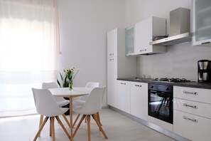Fridge, oven, stovetop, coffee/tea maker - 100 meter from the sea, nice apartment in centre of Alghero with terrace  (Alghero)