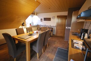 Dining - 4 * holiday on the canal in Nordgeorgsfehn (East Frisia) (Uplengen)