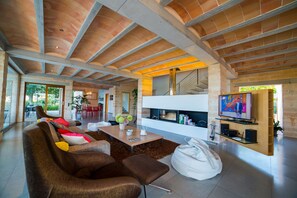 Smart TV, chimenea, tenis de mesa y libros