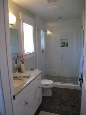 Hair dryer, towels - Vineyard Guest House, Fabulous Views and Covered Parking (Paso Robles)