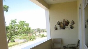 A balcony with a view of greenery and a tiled floor. - Vineyard Guest House, Fabulous Views and Covered Parking (Paso Robles)