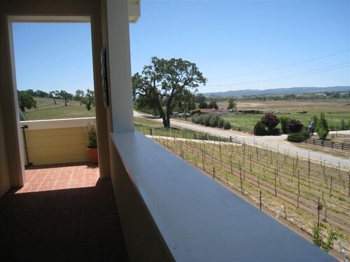 Vineyard Guest House, Fabulous Views and Covered Parking