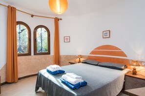 5 bedrooms, iron/ironing board, WiFi, bed sheets