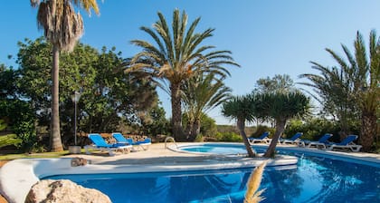 BEATIFUL HOLIDAY VILLA WITH LARGE GARDEN AND POOL. INTERNET FREE