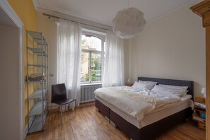 1 Schlafzimmer, Schreibtisch, schallisolierte Zimmer
