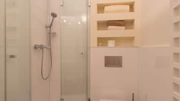 Dusche, Haartrockner, Handtücher, Seife