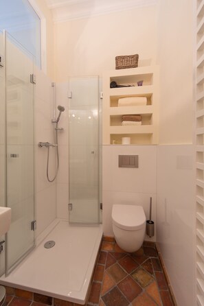 Shower, hair dryer, towels, soap - Second home Heidelberg | Holiday apartment for short or long term (Heidelberg)
