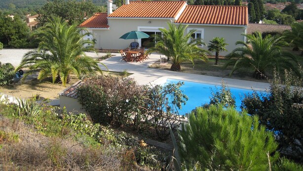 A house with a tiled roof, a swimming pool, and palm trees. - Holiday home with private pool at the foot of the Pyrenees and near the beach (Laroque-Des-Albères)