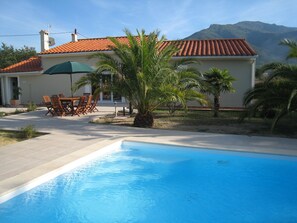 Una piscina al aire libre, una piscina climatizada