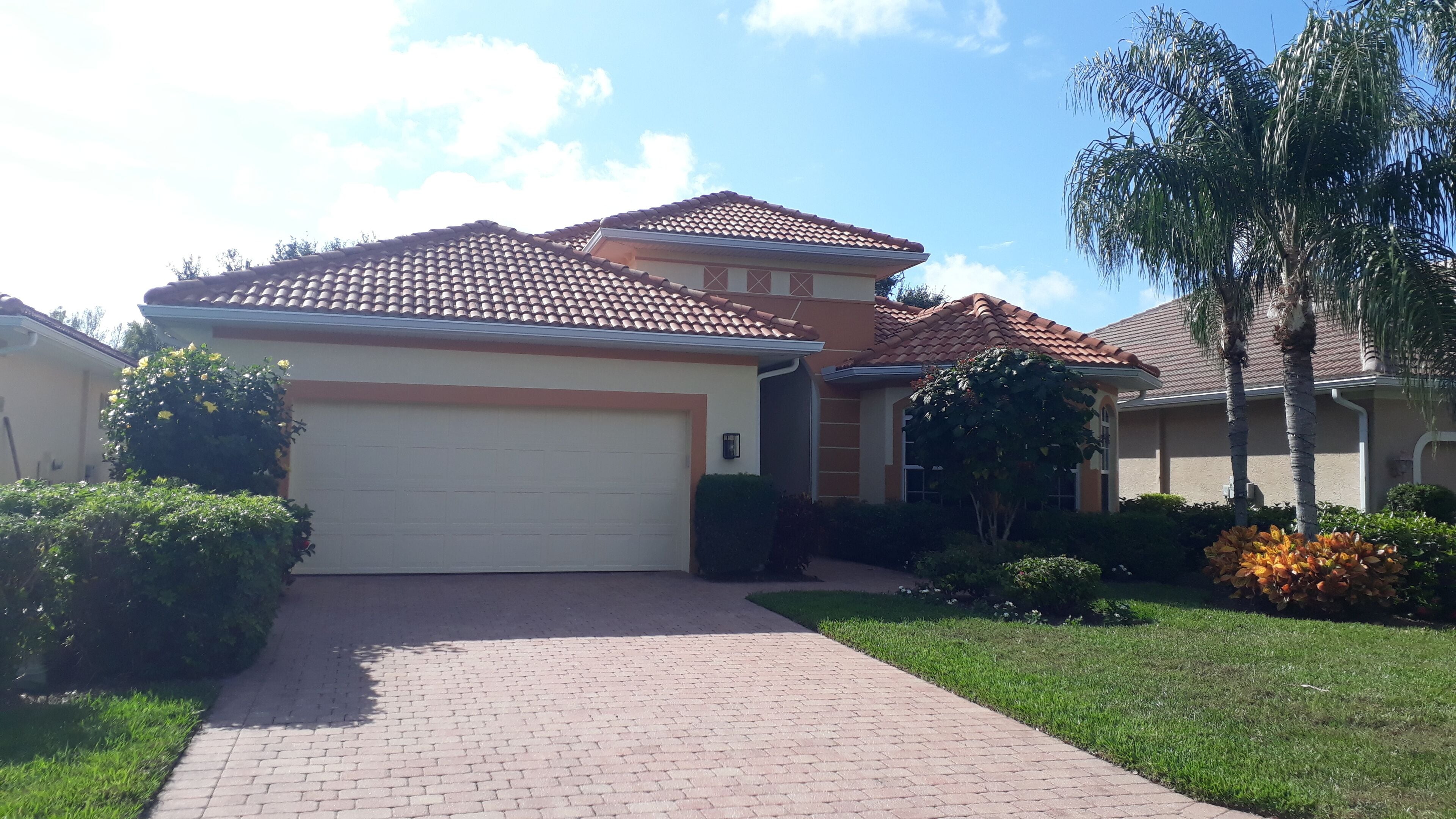 A cozy hideaway home with pool and barbecue, overlooking the golf course