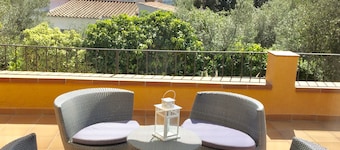 Holiday house, private- pool, sea view, fiber-interent, parking