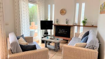 Smart TV, fireplace, books, stereo
