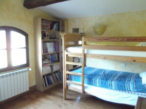 4 bedrooms, iron/ironing board, WiFi