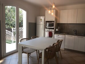 Een koelkast, een microgolfoven, een oven, een kookplaat
