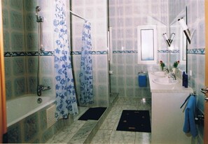 Combined shower/tub, hair dryer - Vacation apartment in Tunisia (quiet location) (CHATT MERIAM)