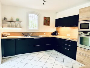 Frigorífico, microondas, horno y placa de cocina