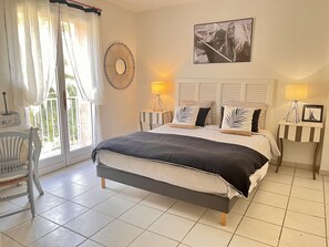 4 makuuhuonetta, työpöytä, silitysrauta/-lauta, vauvan matkasänky