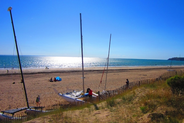 Plage de Saint Jean avec le cap de Carteret en arrière plan.