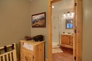 Interior - Hibernation Hideaway- Inside Yosemite- Dog Friendly! (Wawona)
