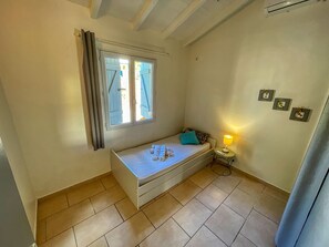 2 chambres, coffre-fort, fer et planche à repasser, lit de bébé portatif
