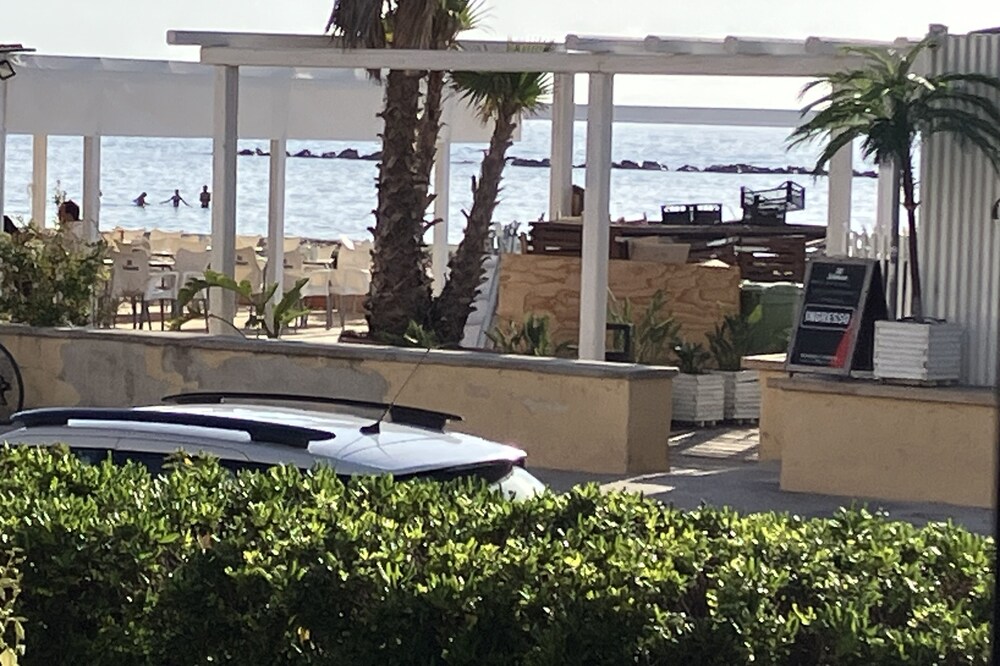 Lido beach front apartment