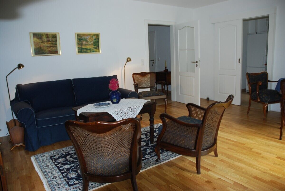grand 2-room apartment (70m²) with balcony, central but located in green landsca