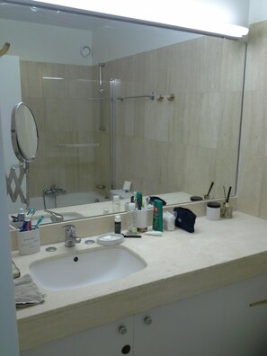 Combined shower/tub, hair dryer, bidet, towels - APARTMENT CANNES CROIX DES SPLENDID SEA VIEW GUARDS (Cannes)