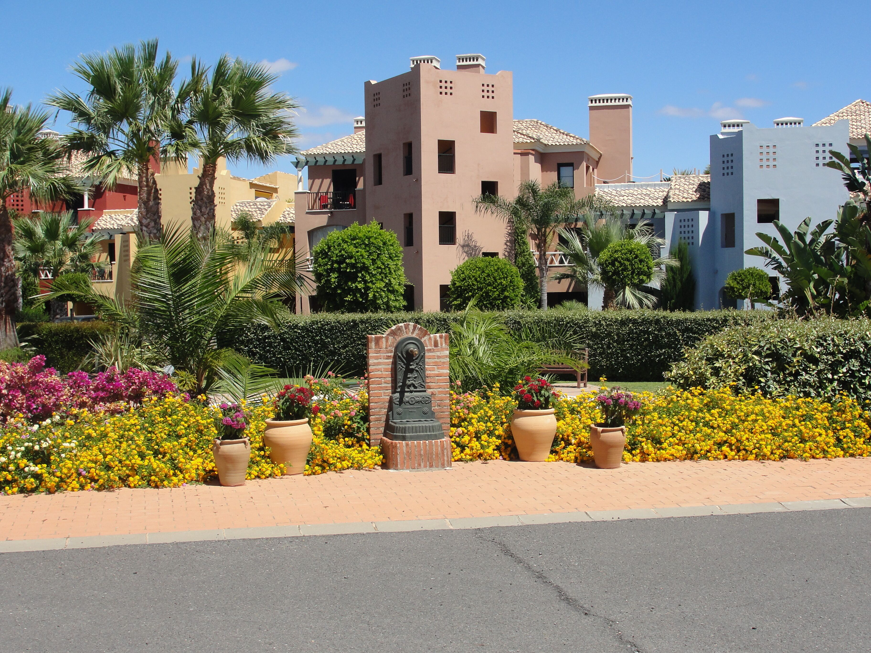Luxury golf apartment with pool and gardens, 2 bedrooms, 2 bathrooms, sleeps 6