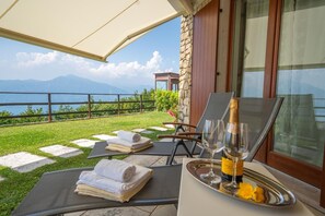 Outdoor dining - Villa Chalet- Unforgettable Views, Private Heated pool, BBQ, Garage (San Zenodi Montagna)