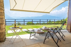 Terrace/patio - Villa Chalet- Unforgettable Views, Private Heated pool, BBQ, Garage (San Zenodi Montagna)