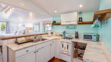 Een koelkast, een magnetron, een oven, een kookplaat