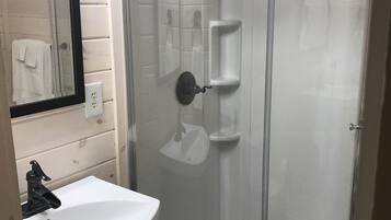 Douche, serviettes fournies, savon, papier de toilette