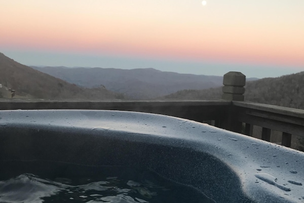 Banyera d'hidromassatge a l'aire lliure