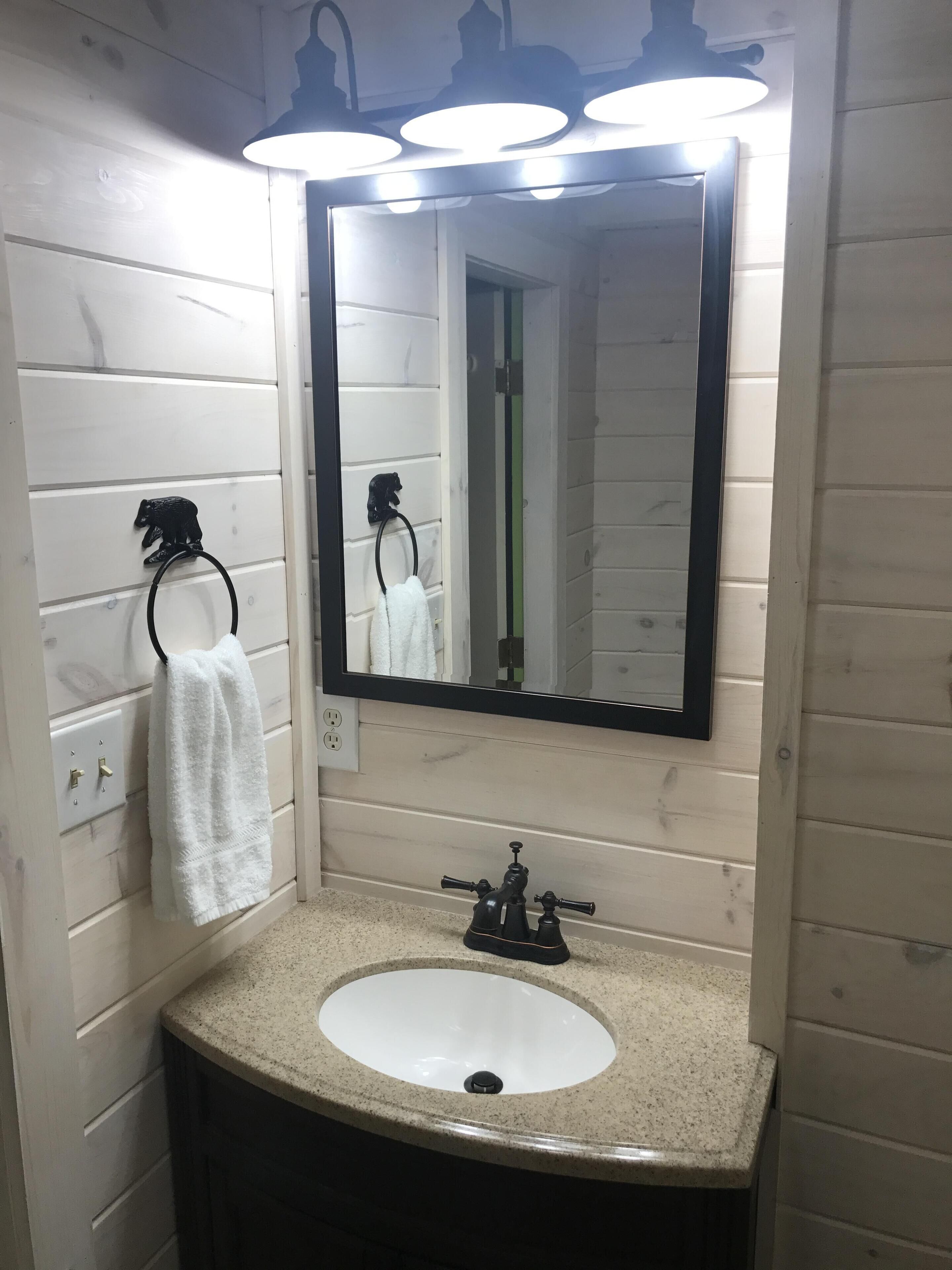 Long-range views and a hot tub at Honey Bear House!