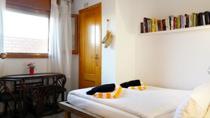 3 bedrooms, desk, iron/ironing board, travel cot - Casa Catinca Cullera - the House Behind the Dune (Cullera)