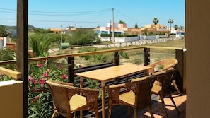 Outdoor dining - Casa Catinca Cullera - the House Behind the Dune (Cullera)