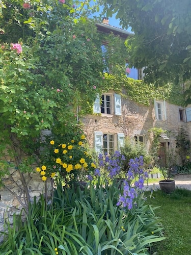 Into the wild: Charming house, surrounded by nature, large private pool.