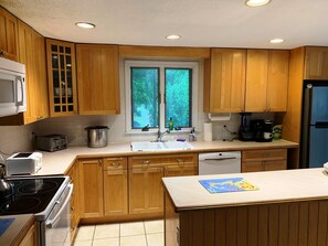 Fridge, microwave, oven, stovetop - In Ground Pool, A/C, 4+BR, 3BA, Wifi, Game Room. Sleeps 10-12, strong wifi (East Falmouth)