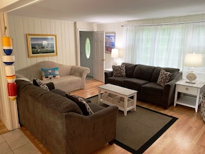 Smart TV, fireplace, video library - In Ground Pool, A/C, 4+BR, 3BA, Wifi, Game Room. Sleeps 10-12, strong wifi (East Falmouth)