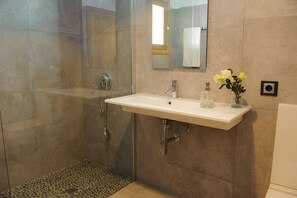 Bathtub, jetted tub, towels