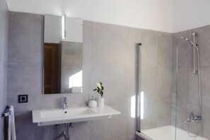 Bathtub, jetted tub, towels