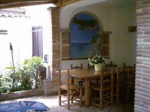 Outdoor dining - COMFORTABLE apartment with large veranda overlooking the pool. <br> (San Teodoro)
