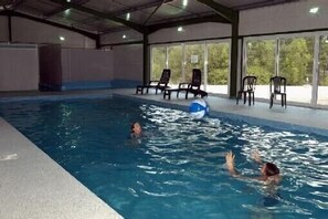 من حمّامات السباحة المغطاة، حمّام سباحة مُدفَّأ