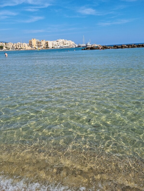 En la playa, sillas reclinables de playa