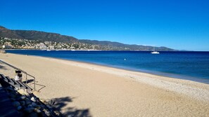 Plage, chaises longues
