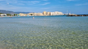 Accommodatie ligt op het strand, ligstoelen