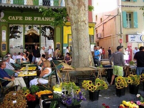 Superb air-conditioned country house in a quiet location with heated secure swimming pool