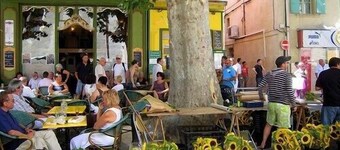 Superb air-conditioned country house in a quiet location with heated secure swimming pool